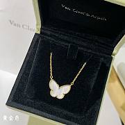  Van Cleef & Arpels Yellow Gold Mother Of Pearl Sweet Alhambra Butterfly Necklace - 3