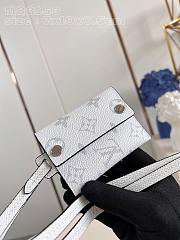 Louis Vuitton Card Holder Necklace Taigarama M83153 White Size 7.6 x 10 x 0.5 cm - 1