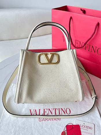 Valentino Garavani Alltime Medium White Size 26 x 21 x 17 cm