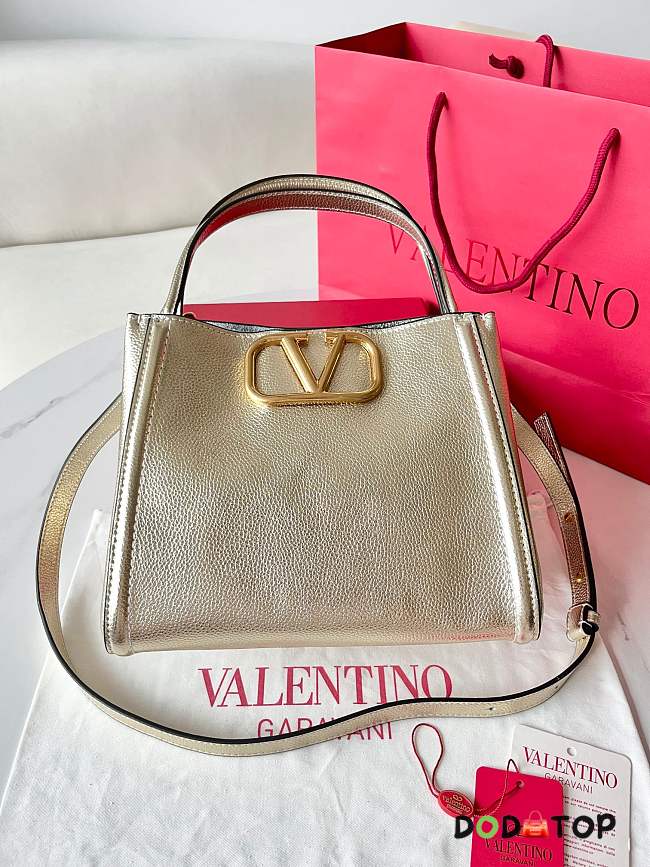 Valentino Garavani Alltime Medium Gold Size 26 x 21 x 17 cm - 1