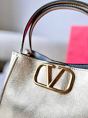 Valentino Garavani Alltime Medium Gold Size 26 x 21 x 17 cm - 3