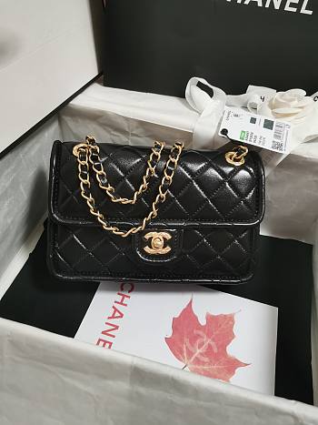 Chanel Flap Bag Lambskin Black Size 22.5 x 7 x 14.5 cm