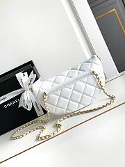 Chanel Pearl Chain Waist Bag White Size 17 x 24 x 11 cm - 5