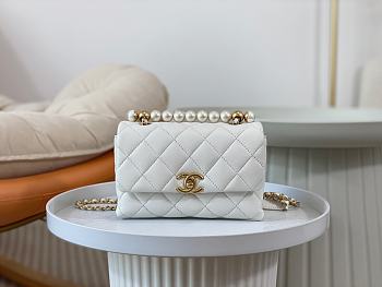 Chanel Pearl Handle Bag White Size 19.5 x 12.5 x 6 cm