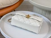 Chanel Pearl Handle Bag White Size 19.5 x 12.5 x 6 cm - 2