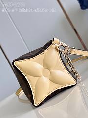 Louis Vuitton LV Bloom Pouch M11672 White Size 22.5 x 13 x 13 cm - 2