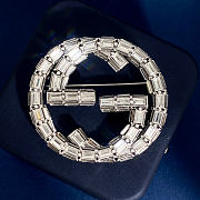 Gucci Interlocking G crystal-embellished Brooch - 1