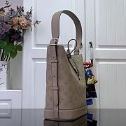 Louis Vuitton Flore Handbag M12140 Grey Size 28 x 27 x 10 cm - 4