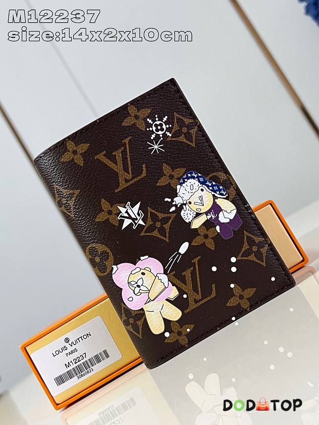 Louis Vuitton Passport Cover M12219 Snow Size 10 x 14 x 2.5 cm - 1