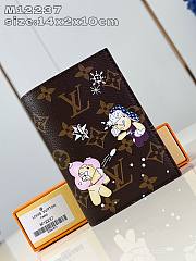 Louis Vuitton Passport Cover M12219 Snow Size 10 x 14 x 2.5 cm - 1