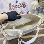 Louis Vuitton Lock It Medium Handbag M23061 White Size 36 x 15 x 29 cm - 6