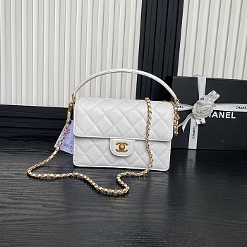 Chanel Classic Flap Bag White Size 16 × 22 × 5 cm