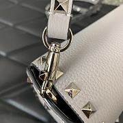 Valentino Garavani Small Rockstud Grainy Calfskin Crossbody Bag Grey Size 24 x 12 x 6 cm - 5