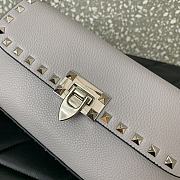 Valentino Garavani Small Rockstud Grainy Calfskin Crossbody Bag Grey Size 24 x 12 x 6 cm - 4