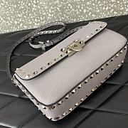 Valentino Garavani Small Rockstud Grainy Calfskin Crossbody Bag Grey Size 24 x 12 x 6 cm - 3