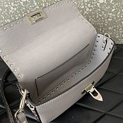 Valentino Garavani Small Rockstud Grainy Calfskin Crossbody Bag Grey Size 24 x 12 x 6 cm - 2