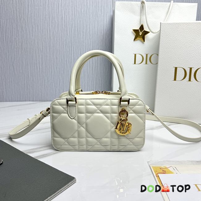 Dior Montaigne 30 Square Bag White Size 20 x 11.5 x 7 cm - 1