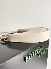 Bottega Veneta Cowhide Half-Moon Bag White Size 28 x 27 x 6 cm - 2