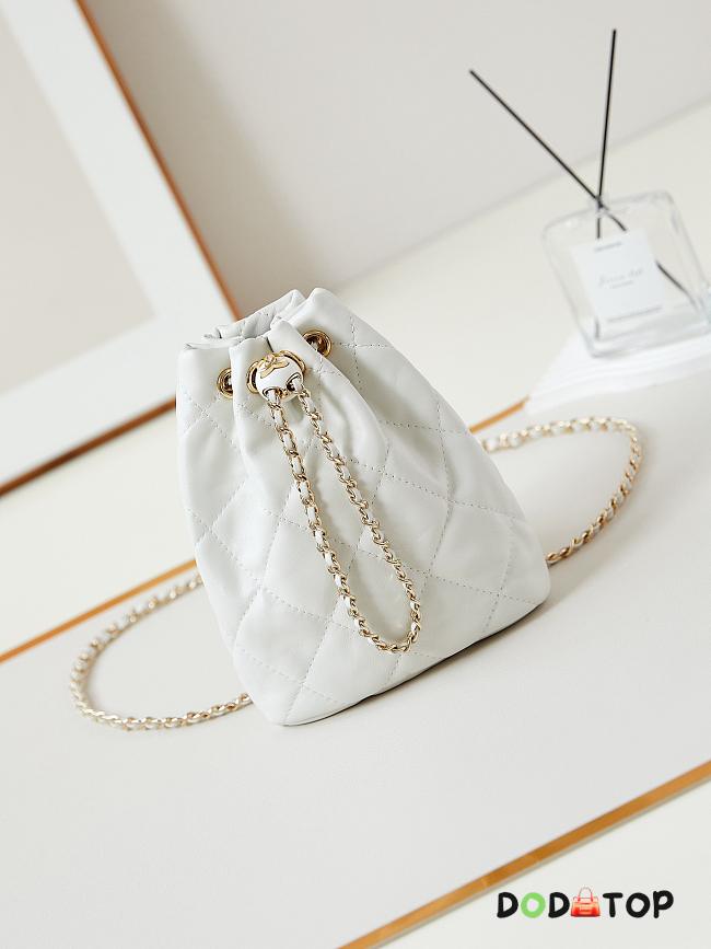 Chanel Leather Bucket White Bag Size 22 x 17 x 7.5 cm - 1