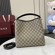 Gucci GG Emblem Small Shoulder Bag Size 25 x 25 x 15.5 cm - 4