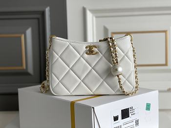 Chanel Hobo Pearl Bag White Size 13 x 18 x 7 cm