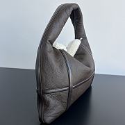 Bottega Veneta Small Hop Bag in Light Brown Size 41 x 20.5 x 7.5 cm - 6