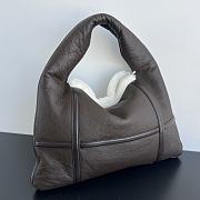 Bottega Veneta Small Hop Bag in Light Brown Size 41 x 20.5 x 7.5 cm - 2