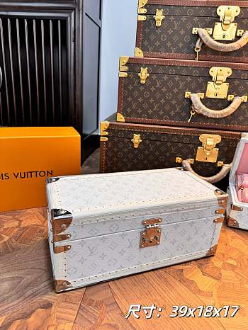 Louis vuitton Coffret monogram accessoires size 39x 18 x 17cm