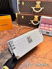 Louis vuitton Coffret monogram accessoires size 39x 18 x 17cm - 2