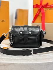 Louis Vuitton Crossbody bag size 23x14x10 cm - 1