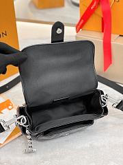 Louis Vuitton Crossbody bag size 23x14x10 cm - 6
