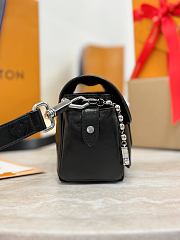 Louis Vuitton Crossbody bag size 23x14x10 cm - 4