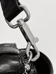 Louis Vuitton Crossbody bag size 23x14x10 cm - 3