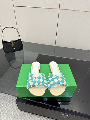 Bottega Veneta slides 02