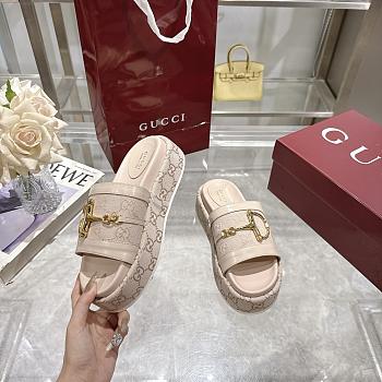Gucci Women's GG platform sandal beige