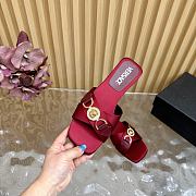 Versace Medusa satin flat sandals light red - 5