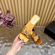 Versace Medusa satin flat sandals light yellow - 5