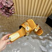 Versace Medusa satin flat sandals light yellow - 4