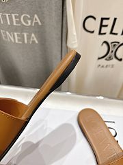 Loewe Pebble slide in soft calfskin brown - 5