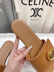 Loewe Pebble slide in soft calfskin brown - 3