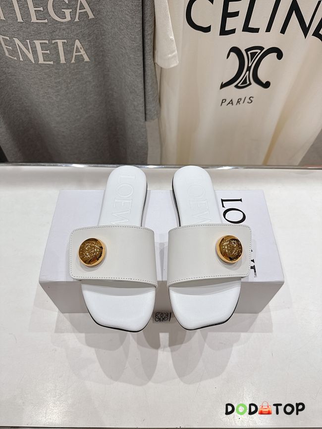 Loewe Pebble slide in soft calfskin white - 1