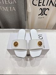 Loewe Pebble slide in soft calfskin white - 1