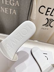 Loewe Pebble slide in soft calfskin white - 6