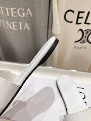 Loewe Pebble slide in soft calfskin white - 4