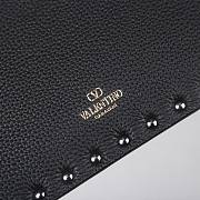 Valentino Garavani Rockstud Envelope Clutch Bag black size 23x16x1cm - 4