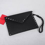 Valentino Garavani Rockstud Envelope Clutch Bag black size 23x16x1cm - 2