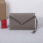 Valentino Garavani Rockstud Envelope Clutch Bag gray size 23x16x1cm - 1