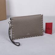 Valentino Garavani Rockstud Envelope Clutch Bag gray size 23x16x1cm - 2