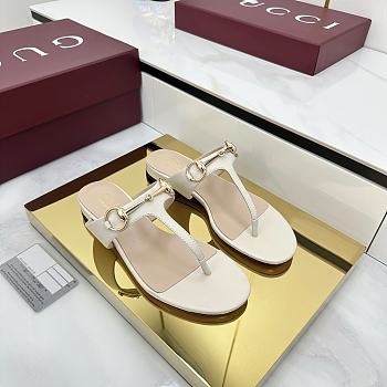 Women's thong sandal with Horsebit white