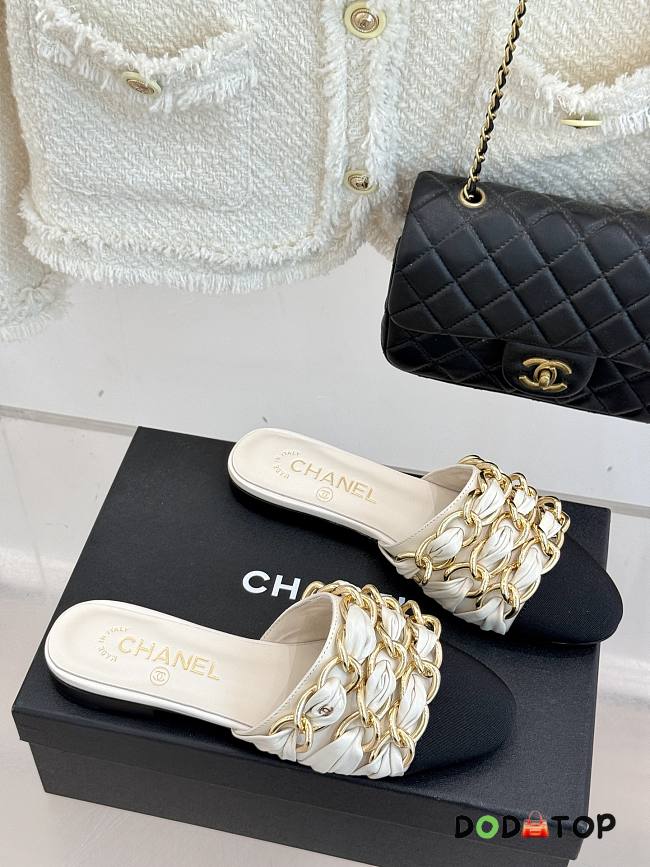 Chanel Slide logo white - 01 - 1